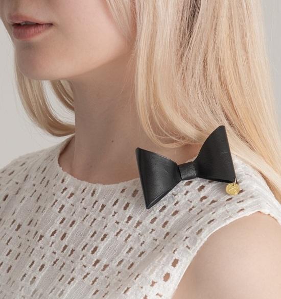 レザーリボンブローチ（可憐001-BLC）可憐シリーズ